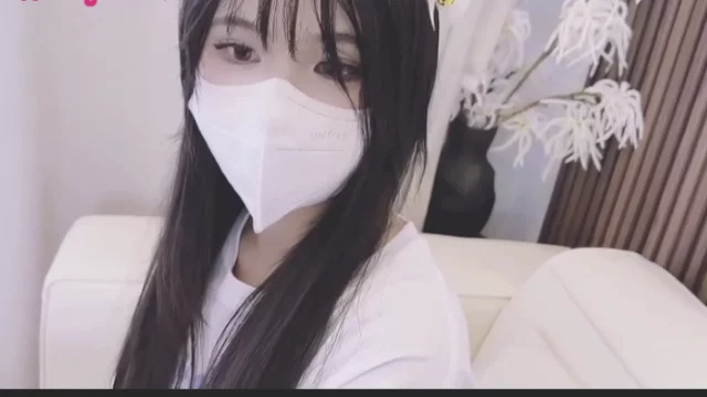 Cô gái mặc đồng phục JK trả nợ bằng cách hiến thân